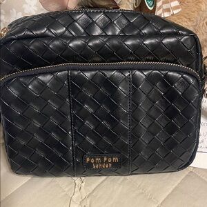 POM POM LONDON Mayfair
Lattice Black Leather Crossbody